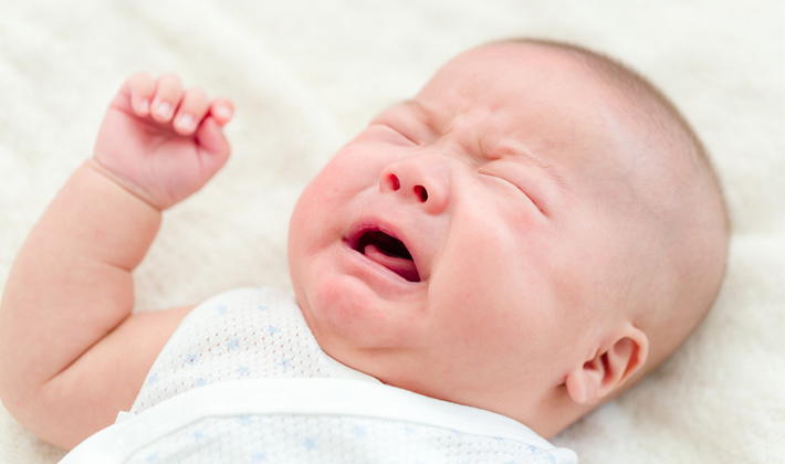 赤ちゃんが泣くたびに、母乳やミルクを与えてよいの？