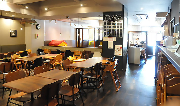 <font>親子カフェを展開する 株式会社HUG ENTRANCE</font><br>ALL DAY HOME 武蔵小山店