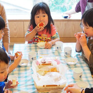 みんなでつくる焼きたてパン わんぱくすまいる園 園児がパンづ...