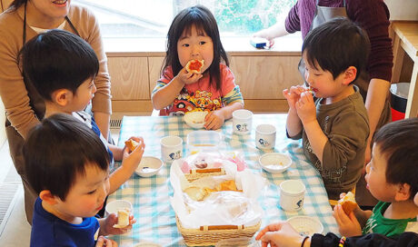 みんなでつくる焼きたてパン わんぱくすまいる園 園児が...