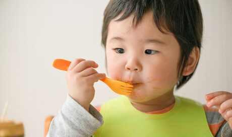 「手づかみ食べ」のあとは、「フォーク」からスタート！