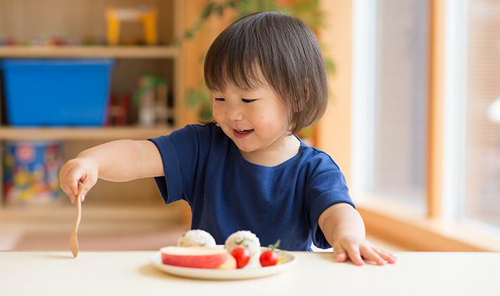 いつから食具<font>(フォークやスプーン)</font>を持たせるの?<br>どっちの手に持たせたらいいの?