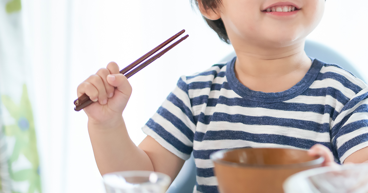 スプーンやフォークから箸へ いつから箸をもたせるの Hapiku ハピク 食育