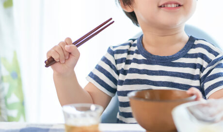 スプーンやフォークから箸へ。いつから箸をもたせるの？